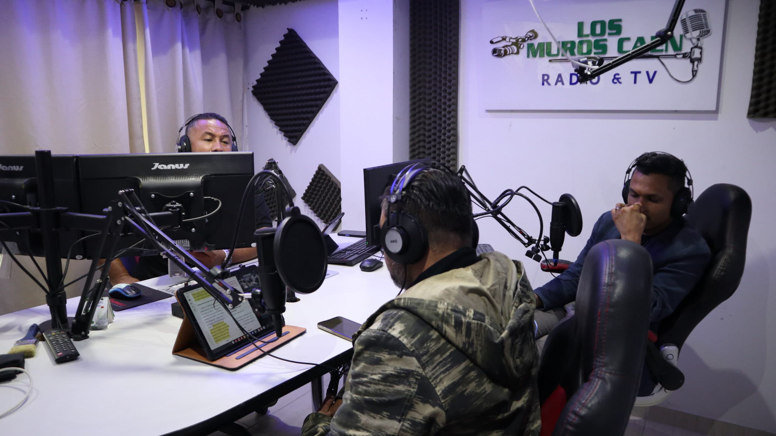 Estudio de Los Muros Caen Radio